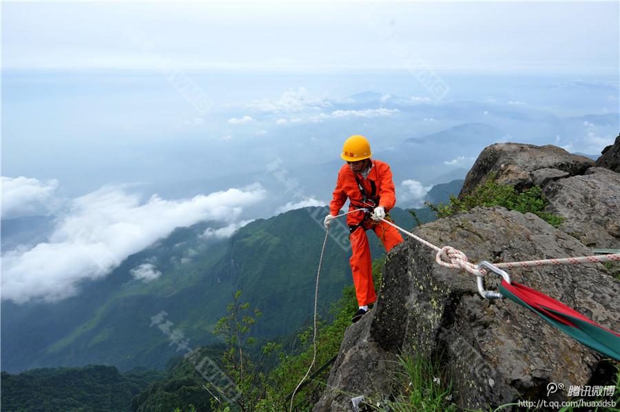 10月5日，峨眉山景區(qū)清潔工彭文才下到巖壁清理游客丟棄的垃圾。