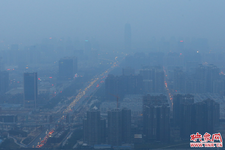 18：07鄭州被霧霾包裹著，不遠(yuǎn)處的建筑隱約可見。