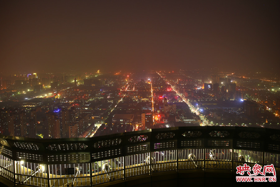 18：40鄭州沉浸在一片霧霾中，都市的燈光霧蒙蒙的，夜空看不到月亮的蹤跡。