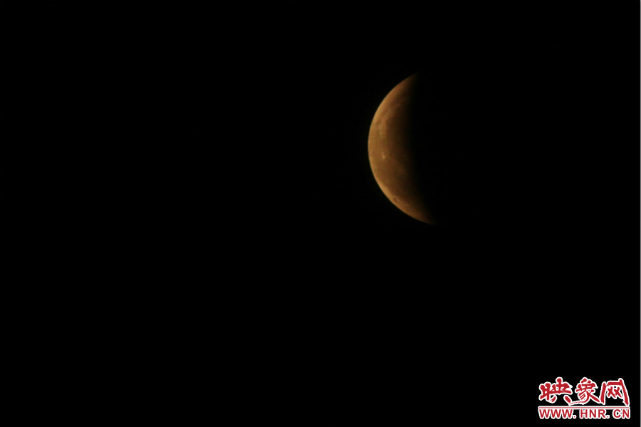 19：47夜風(fēng)吹散了霧霾，月亮漸露芳容。
