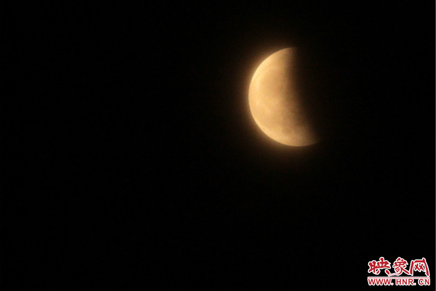 20：06月亮還泛著淡淡的紅色。