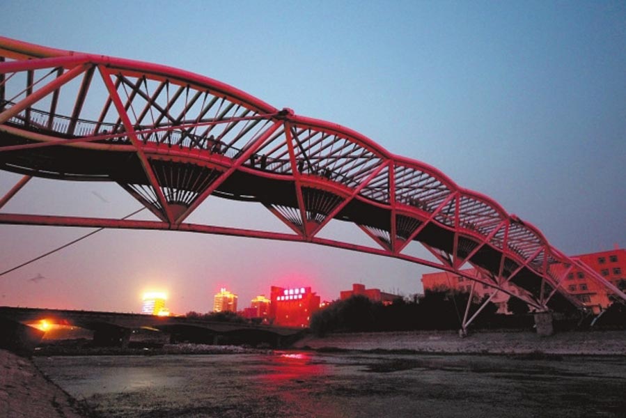 此前三座橋黑燈瞎火，許多人為此不敢從此過(guò)。