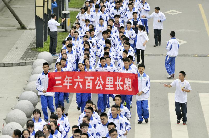 10月14日，成都七中萬(wàn)達(dá)學(xué)校實(shí)行三年跑六百公里才能畢業(yè)，現(xiàn)場(chǎng)學(xué)生開(kāi)始長(zhǎng)跑。