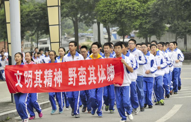10月14日，成都七中萬(wàn)達(dá)學(xué)校實(shí)行三年跑六百公里才能畢業(yè)，現(xiàn)場(chǎng)學(xué)生開(kāi)始長(zhǎng)跑。