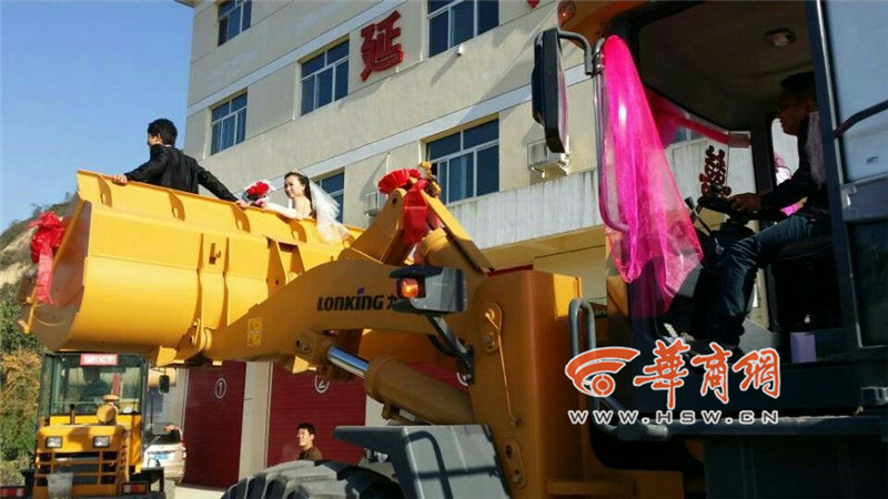 陜西小伙開8臺(tái)裝載機(jī)接新娘。