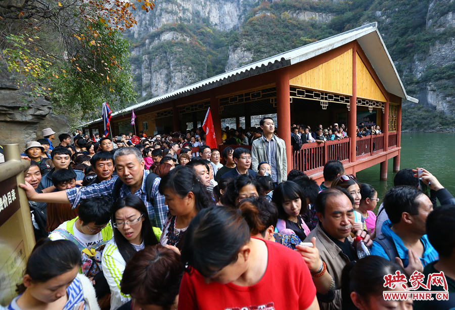 由于長(zhǎng)時(shí)間擁擠不動(dòng)，導(dǎo)致游客產(chǎn)生了焦躁的情緒