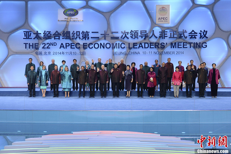 11月10日晚，中國國家主席習近平夫婦在北京水立方同APEC領導人夫婦集體合影。中新社發(fā) 廖攀 攝