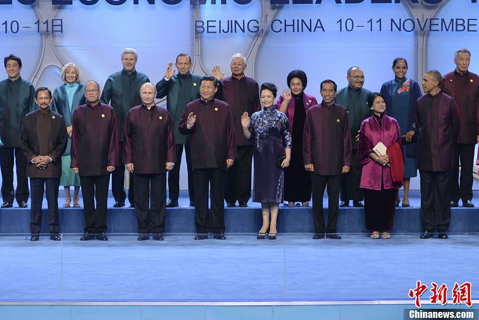 晚宴開始前，習近平和夫人彭麗媛與各經(jīng)濟體領導人夫婦集體合影。中新社發(fā) 廖攀 攝