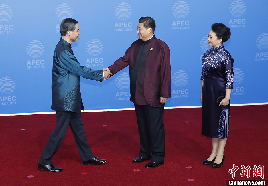 圖為習近平夫婦歡迎中國香港特別行政區(qū)行政長官梁振英。中新社發(fā) 杜洋 攝