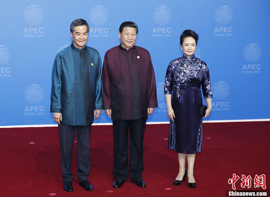 圖為習近平夫婦歡迎中國香港特別行政區(qū)行政長官梁振英。中新社發(fā) 杜洋 攝