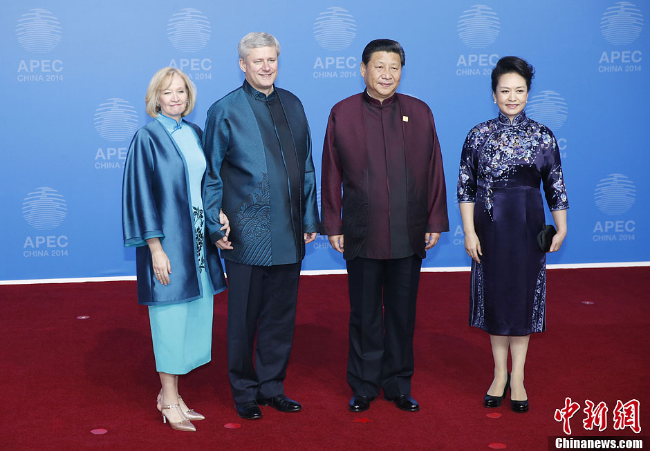 圖為習近平夫婦歡迎加拿大總理哈珀夫婦。中新社發(fā) 杜洋 攝