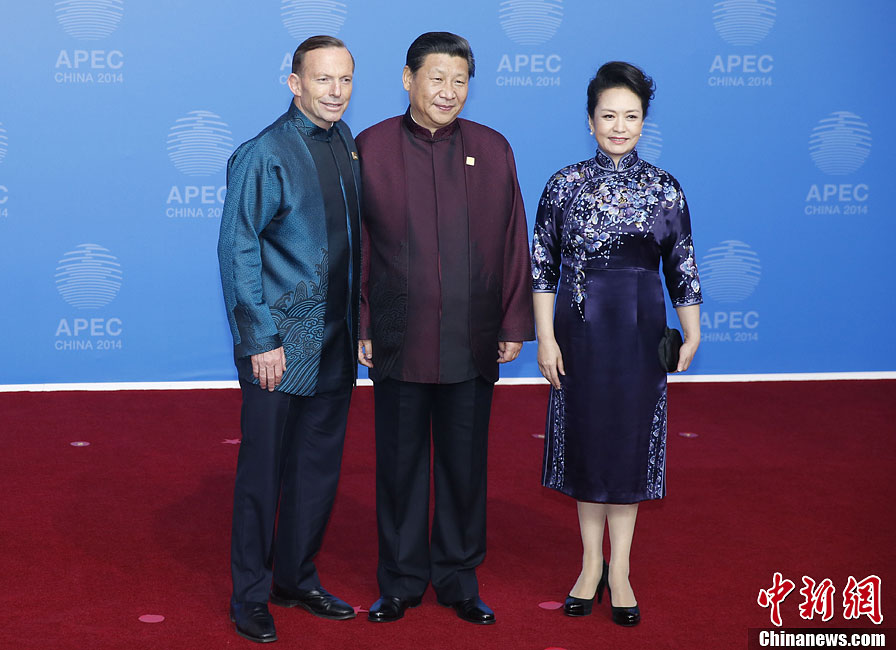 圖為習近平夫婦歡迎澳大利亞總理阿博特。中新社發(fā) 杜洋 攝