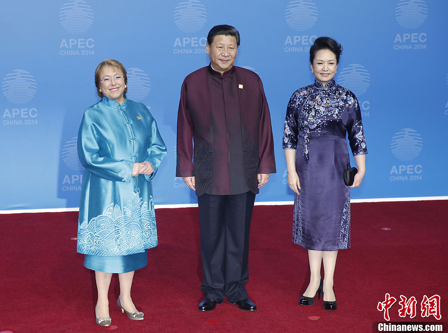 圖為習近平夫婦歡迎智利總統(tǒng)巴切萊特。中新社發(fā) 杜洋 攝