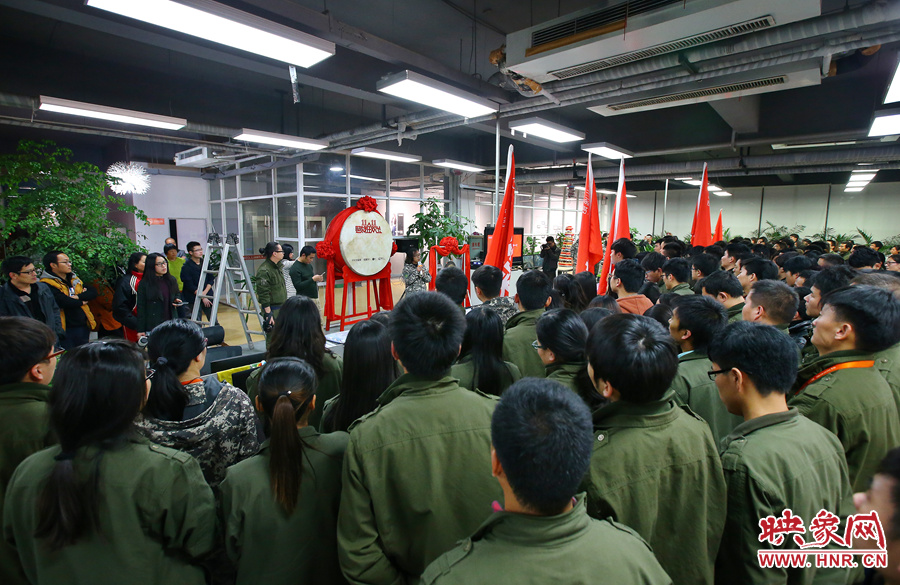 “雙十一”零點到來前，電商的負(fù)責(zé)人為一線員工鼓勁加油