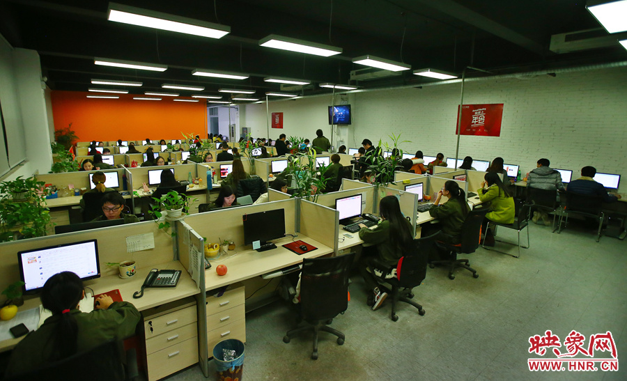 客服大廳內(nèi)，每天電腦前都坐著忙碌的客服人員