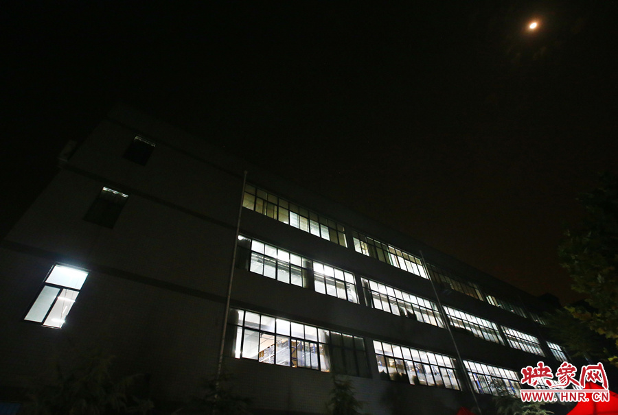 夜已深，燈火通明的大廳內(nèi)卻熱火朝天