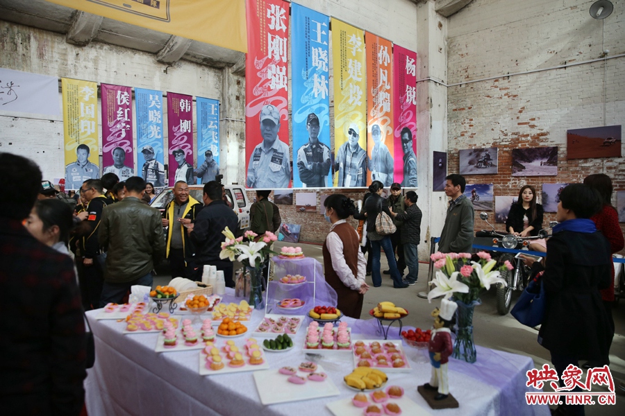 影展現場介紹河南籍賽車的手條幅掛滿展室。