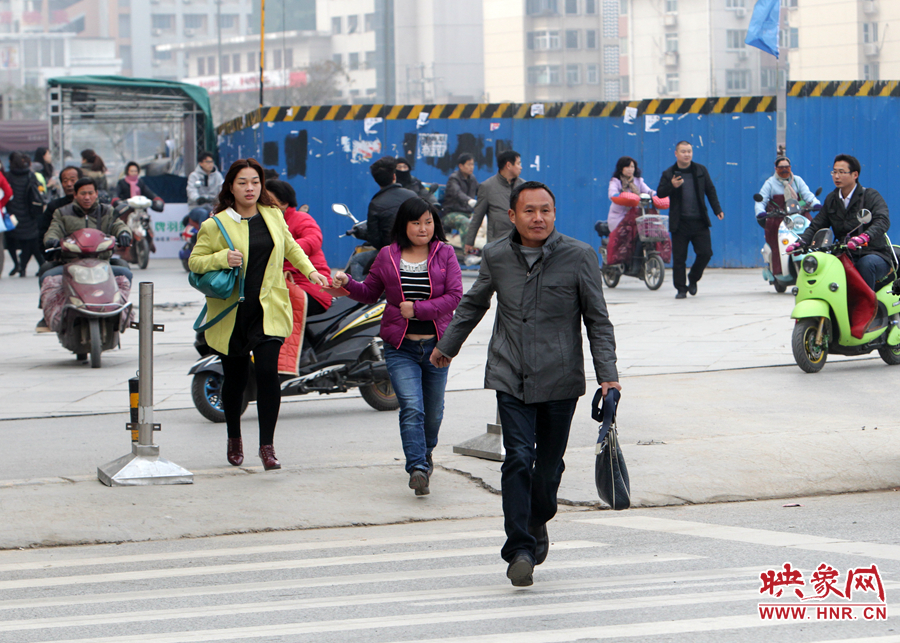 因?yàn)槎萝?chē)，許多上班族飛奔在路上