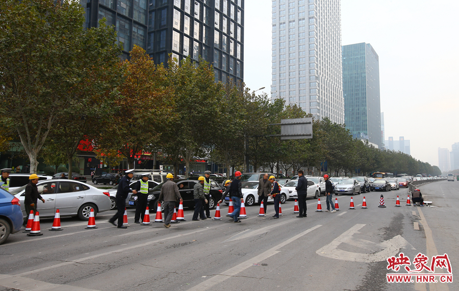 早上高峰期到來(lái)前，交警和工作人員設(shè)置道路引導(dǎo)警示樁