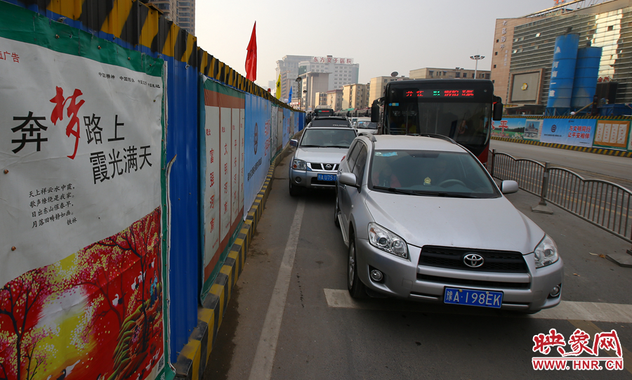 每條路的路口都?jí)嚎s成雙車(chē)道，大大減緩了汽車(chē)通行速度