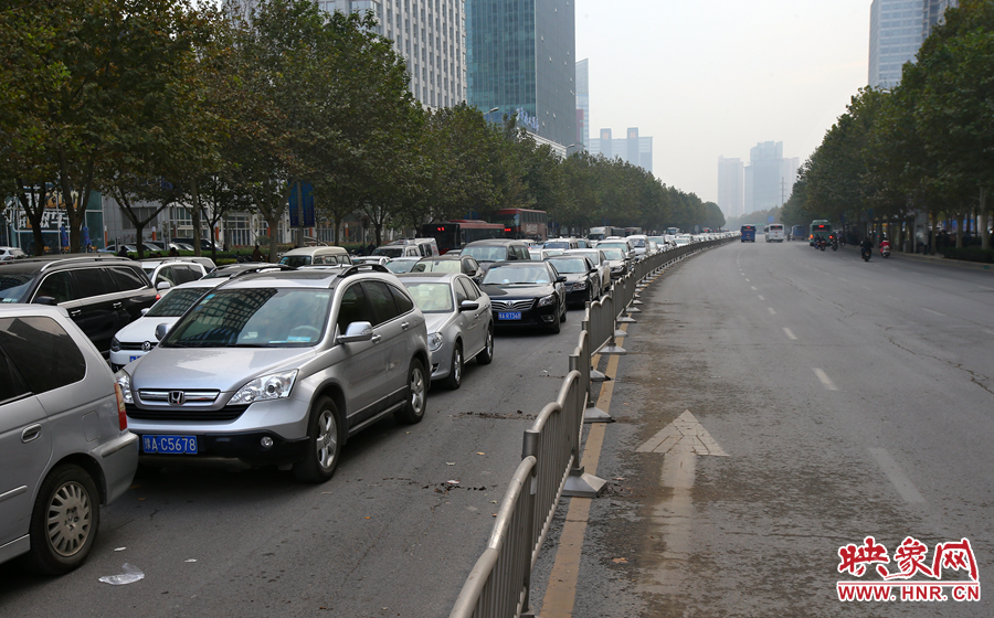 金水路由東向西方向長(zhǎng)長(zhǎng)的車(chē)隊(duì)一眼望不到頭