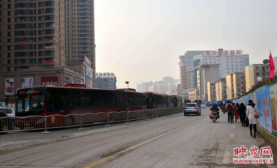 未來(lái)路道路兩邊施工，行人和非機(jī)動(dòng)在機(jī)動(dòng)車(chē)道路上通行