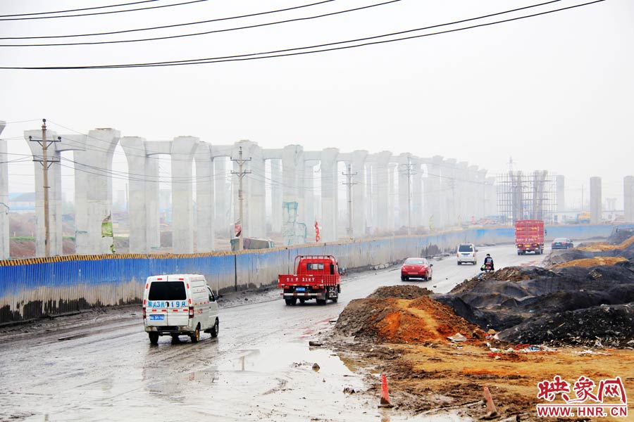鄭平路柴郭轉(zhuǎn)盤處以及圍擋兩邊預(yù)留的道路坑坑洼洼，無人維護(hù)，造成事故頻發(fā)，經(jīng)常堵車。