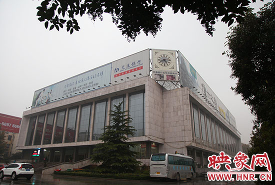 兩塊巨幅廣告牌仍然存在。
