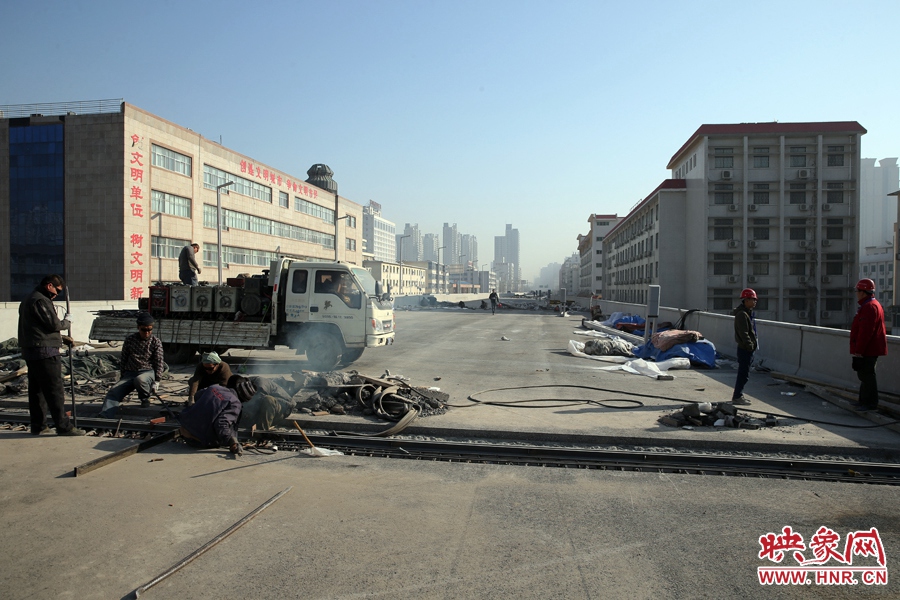 由西向東方向，嵩山南路出口以東，仍在緊張施工中。