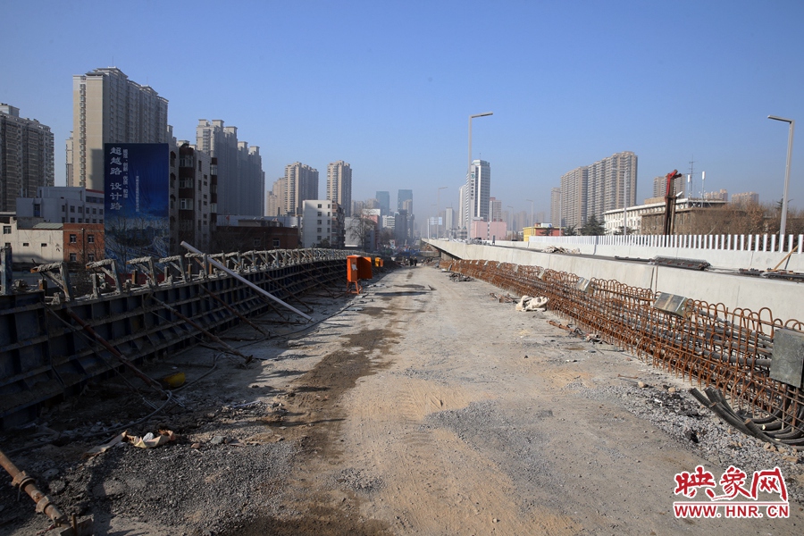 由西向東方向，嵩山南路出口以東，仍在緊張施工中。