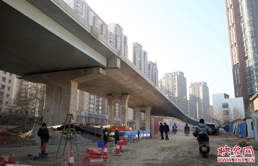 由西向東方向，嵩山南路出口以東，仍在緊張施工中。