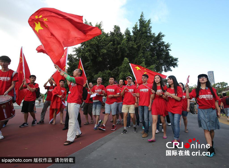 賽前中國(guó)球迷揮舞國(guó)旗進(jìn)場(chǎng)，為國(guó)足助威。
