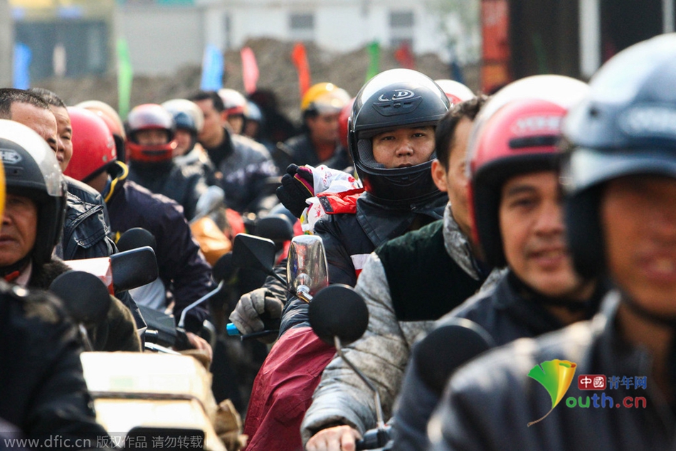 2015年2月10日，廣東佛山，順德龍山加油站為返鄉(xiāng)摩托車免費加油。
