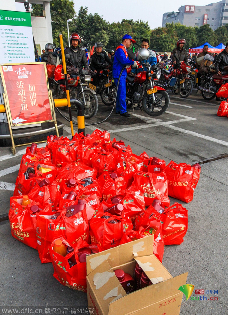 2015年2月10日，廣東佛山，順德龍山加油站為返鄉(xiāng)摩托車免費加油。