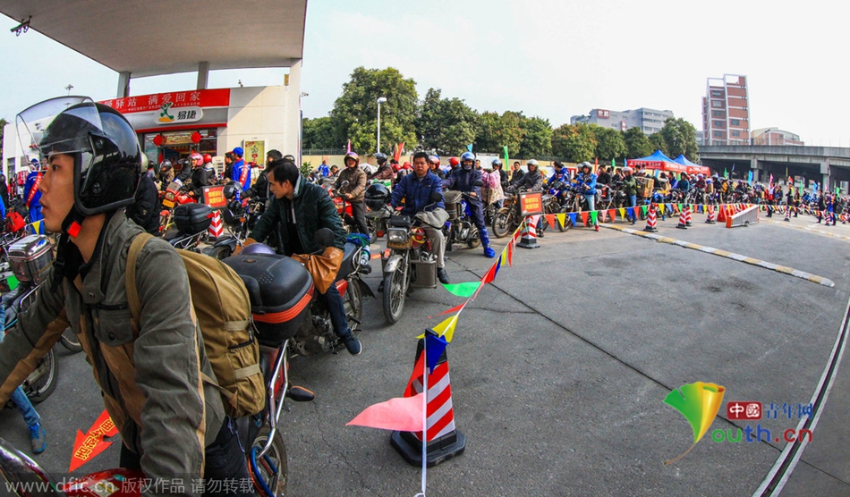 2015年2月10日，廣東佛山，順德龍山加油站為返鄉(xiāng)摩托車免費加油。