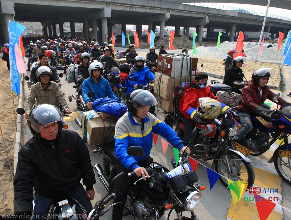 2015年2月10日，廣東佛山，順德龍山加油站為返鄉(xiāng)摩托車免費加油。