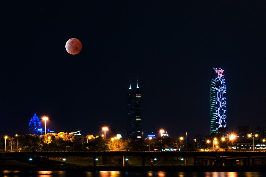 4月4日，深圳，月全食，一輪紅月亮現(xiàn)身夜空。（合成）鄧飛/CFP