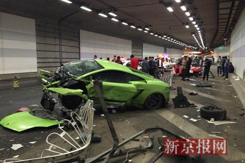 一輛蘭博基尼與一輛法拉利發(fā)生事故，現(xiàn)場狀況慘烈