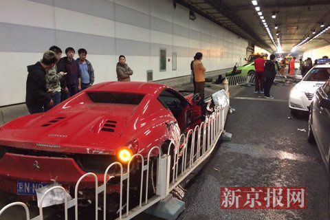 一輛蘭博基尼與一輛法拉利發(fā)生事故，現(xiàn)場狀況慘烈