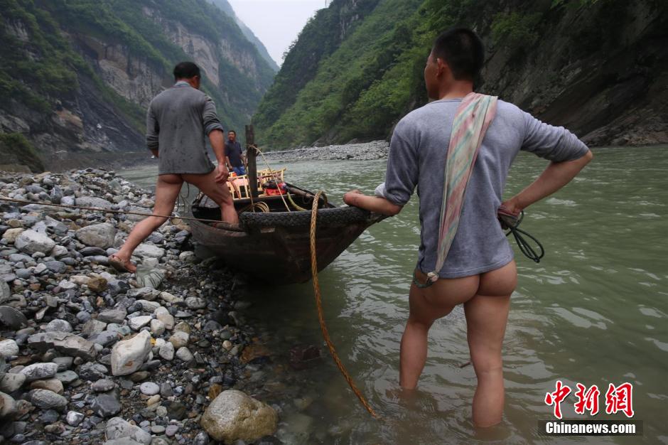 巴東神農(nóng)溪還保留著獨特的裸體纖夫拉纖景觀。