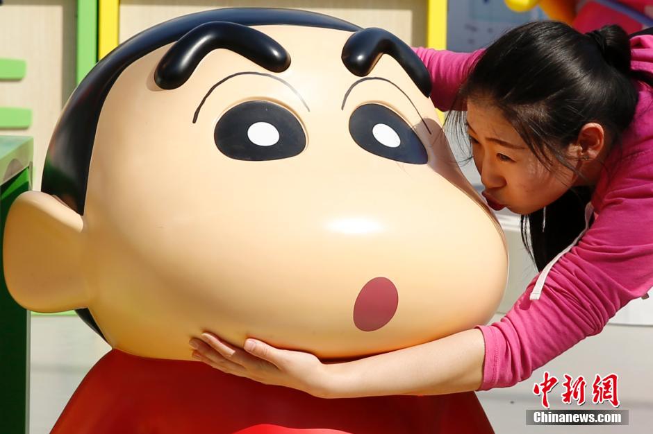 4月22日，游客與蠟筆小新合影?！跋灩P小新25周年紀念特展”日前在北京開展，吸引了不少市民游客。