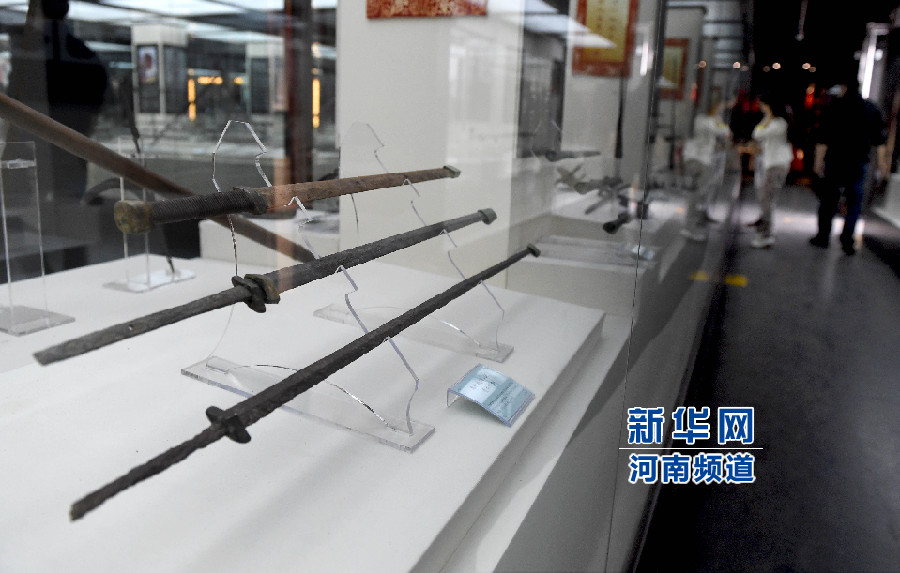 4月26日，參觀者在兵器展覽館內(nèi)參觀。