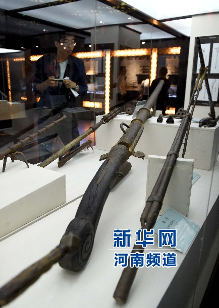 4月26日，參觀者在兵器展覽館內(nèi)參觀。