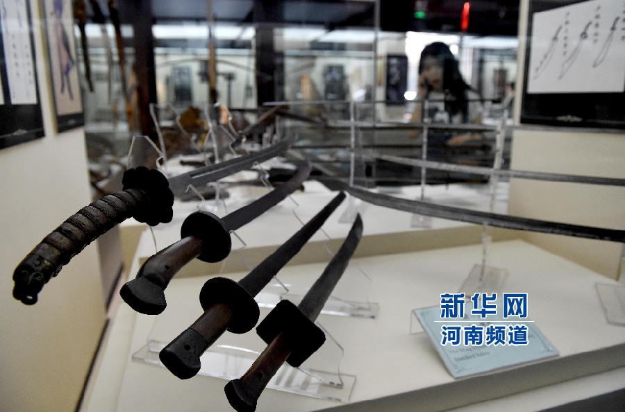 4月26日，參觀者在兵器展覽館內(nèi)參觀。