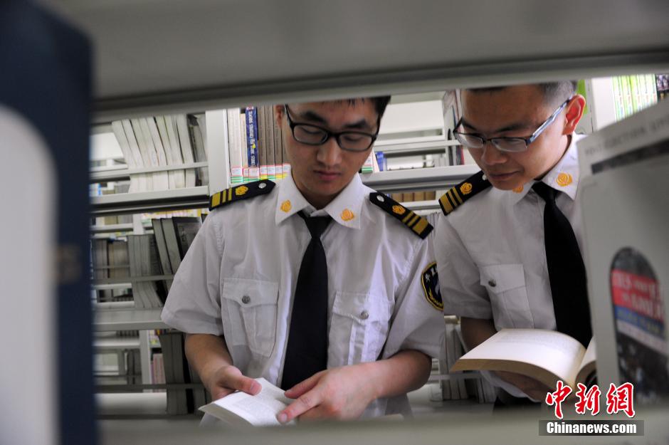 5月8日，武漢輕工大學圖書館保安吳濤與江力在圖書館交流學習。