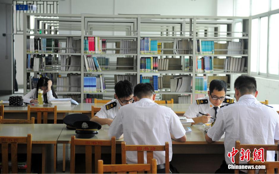 5月8日，武漢輕工大學保安黃凱在圖書館巡查。中新社發(fā) 張暢 攝