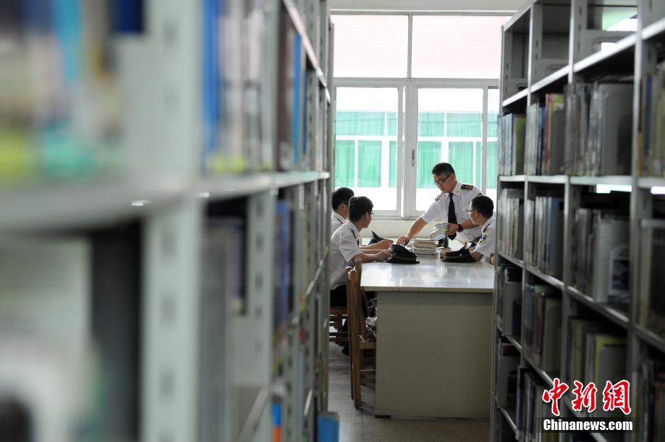5月8日，武漢輕工大學保安吳濤、江力、黃凱、萬文杰在圖書館學習中。中新社發(fā) 張暢 攝