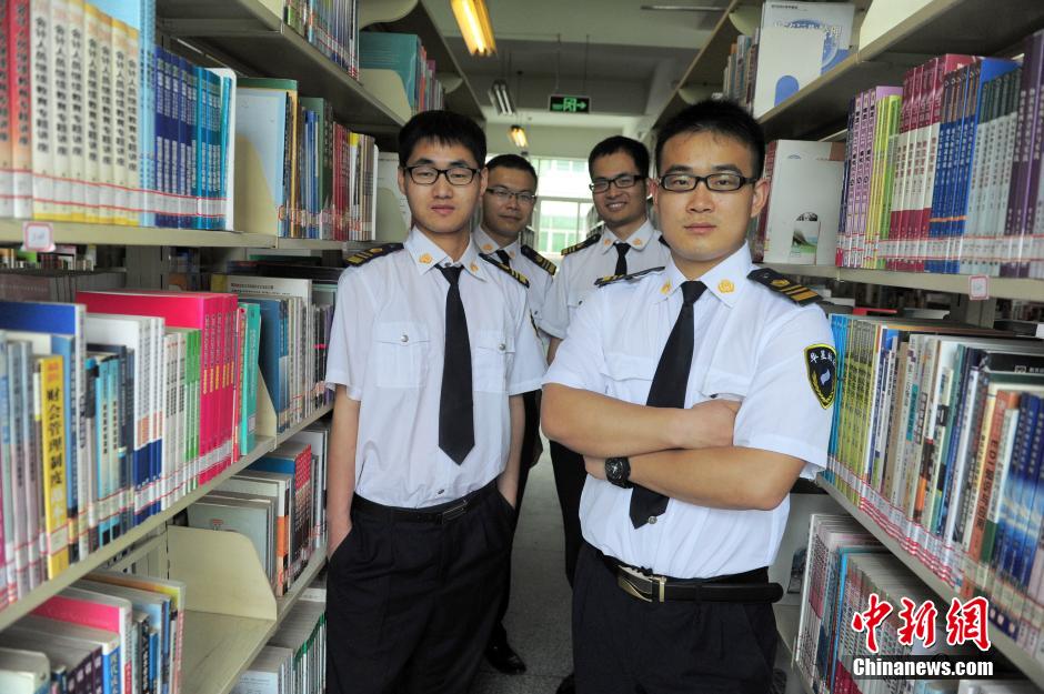 　5月8日，武漢輕工大學圖書館保安吳濤、江力、黃凱、萬文杰。中新社發(fā) 張暢 攝