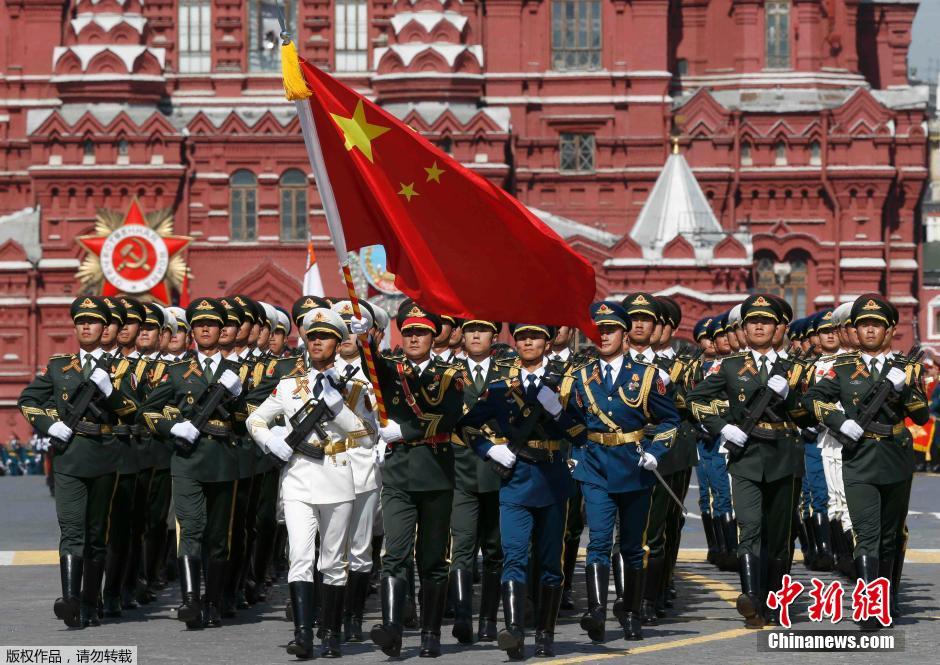 解放軍三軍儀仗隊參加紅場閱兵。