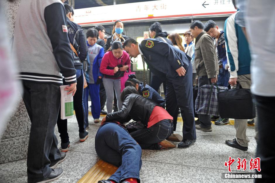 74歲老太地鐵站臺(tái)摔倒稱“有老保，不訛人”